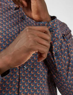 Long-Sleeve Retro '70s Geo-Print Shirt - Caramel -clothing Shop 65405c 371 long sleeve retro 70s geo print shirt caramel closeup on model